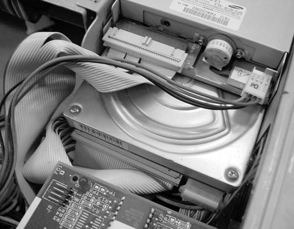 Altres unitats d emmagatzematge Altres unitats d emmagatzematge molt habituals en un sistema informàtic estàndard són: Unitat de disc flexible (floppy disk) o