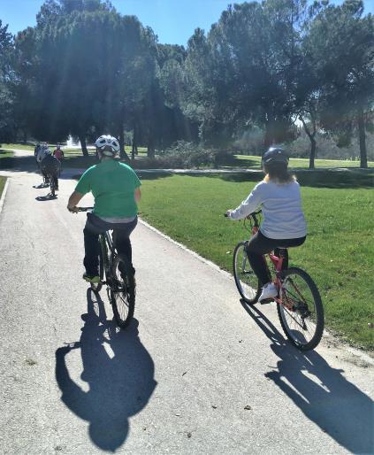 APRENDIZAJE Y MANEJO DE LA BICICLETA La bicicleta le ayudará a mejorar: su equilibrio, hipotonía, laxitud osteoligamentosa (que se presenta en algunas de las alteraciones del alumnado), su fuerza y