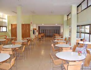 .. Cuenta con varias salas polivalentes, además de aulas específicas como la sala de música y arquitectura, teatro, comedor y cocina propia.