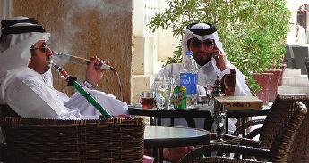 Un vaso de té caliente y una shisha aromática complementarían un almuerzo típico en Doha.