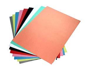 Los principales transformados del papel son el cartón ondulado y cartoncillo, muy utilizados para la fabricación de envases en diversos sectores.