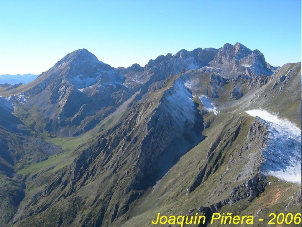2. Los rebordes montañosos de la Meseta 2.2. Cordillera Cantábrica Zona oeste de la Cordillera Cantábrica, formada por materiales paleozoicos y rejuvenecida durante la orogenia alpina.
