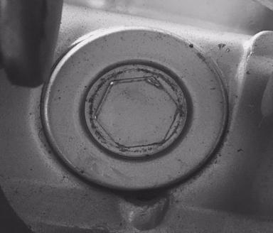 Procedimientos: 1. Retirar el tornillo de cierre ubicado en la parte inferior y con el motor caliente para drenar el aceite. Tornillo de cierre. (Ubicado en la parte inferior de la motocicleta) 2.