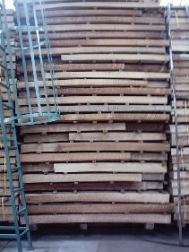 21 2.2.2 Taller de Resaneo En esta parte del taller, la madera pasa por una serie de máquinas para dejarla totalmente limpia que pueda ser utilizada en la elaboración de los bloques en el taller de