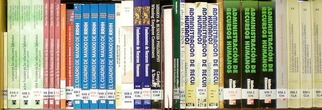 C L E C C I N E S Libros impresos - Sección de manuales : Más de 4.000 ejemplares de manuales y bibliografía básica recomendada en todas las asignaturas.
