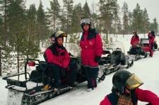 Traslado al centro de actividades y tras unas sencillas lecciones en el manejo de los vehículos, excursión en motos de nieve (2 personas por moto).