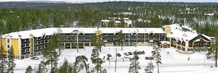 Alojamientos HOTEL RIEKONLINNA Hotel situado en la localidad de Saariselka, ubicado justo delante el parque nacional. Esto permite que simplemente andando, se pueda entrar en el bosque invernal.