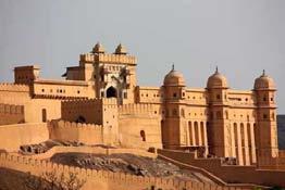 03- DELHI / JAIPUR Desayuno. Salida por carretera hacia Jaipur. Capital del estado de Rajasthan, fue construida en el siglo XVIII por el maharajá Jai Singh II.