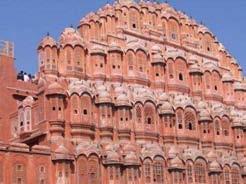 igual anchura; otras dos calles discurren perpendicularmente a las anteriores, dividiéndola por tanto en nueve partes, los nueve barrios rectangulares de Jaipur que simbolizan las nueve partes del