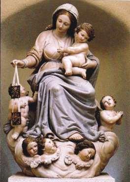 el sabio, el ignorante, el pobre y el señor, el santo al igual que el pecador. María es esa mujer que desde siempre el Señor se preparó, para nacer como una flor en el jardín que a Dios enamoró.