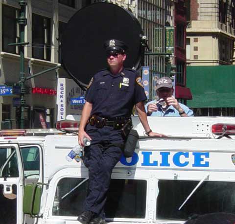 Este dispositivo emite un sonido tal, que obliga a las embarcaciones dar media vuelta y alejarse de su posición. Durante las manifestaciones de 2010 en NY la policía utilizó este tipo de cañones.