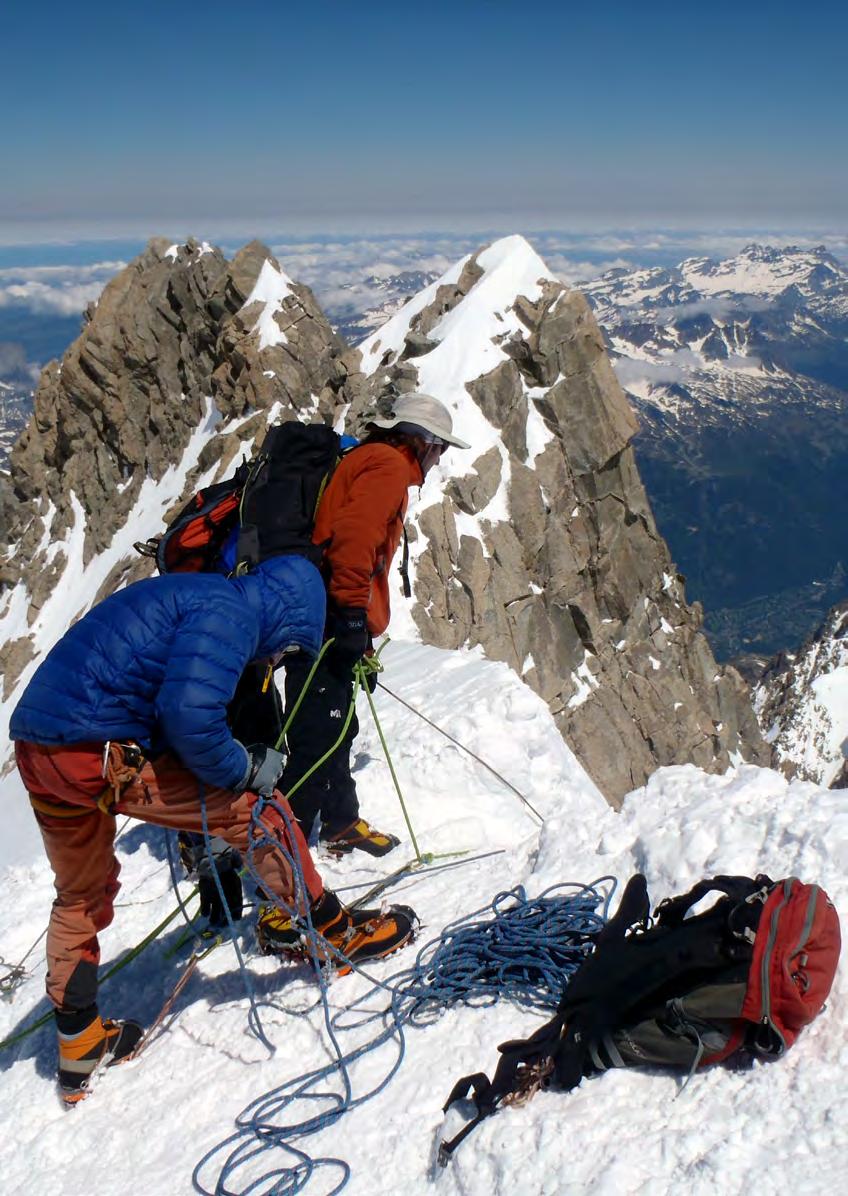 ALPINISMO CURSO DE ALPINISMO DE ALTURA (Cuatromiles alpinos) Curso que busca el acercamiento a las ascensiones de poca dificultad técnica alpinas de más de 4.