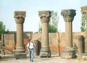De regreso a Yereván nos detendremos para visitar las ruinas de la Catedral de Zvartnots, obra del siglo VII, perla de la arquitectura armenia por su original diseño arquitectónico, considerada en su