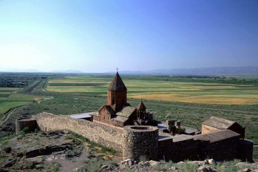 - A comienzos del primer milenio aquí se hallaba la ciudadela de Khor Virap, junto a la histórica ciudad de Artashat.