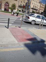 Problemas coincidencia ámbar para vehículos cuando todavía está verde para peatones Falta respeto zona peatonal. Existencia de muchos vehículos.