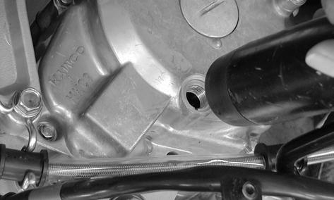 Cuando el motor esté en marcha a régimen de ralentí, el avance de encendido es el correcto si la marca índice de la tapa del cárter derecho coincide con la marca "F" del rotor.