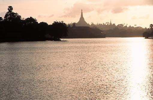 Yangon La Capital del País: Shwedagon Pagoda Con 5 millones de habitantes, situada al Sur, próxima al Golfo de Martaban, Yangon es la capital