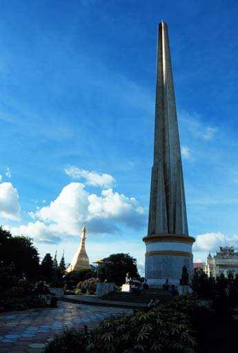 Además de la gran cantidad de templos y pagodas, destacando sobre todas ellas, Shwedagon pagoda, la cuál es visible desde muchos puntos de la