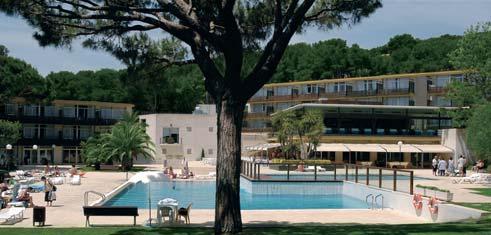 Entre los servicios del hotel destacan su gran piscina con bar, las magníficas salas con capacidad de hasta 400 personas y su proximidad a la playa y varios campos de Golf.