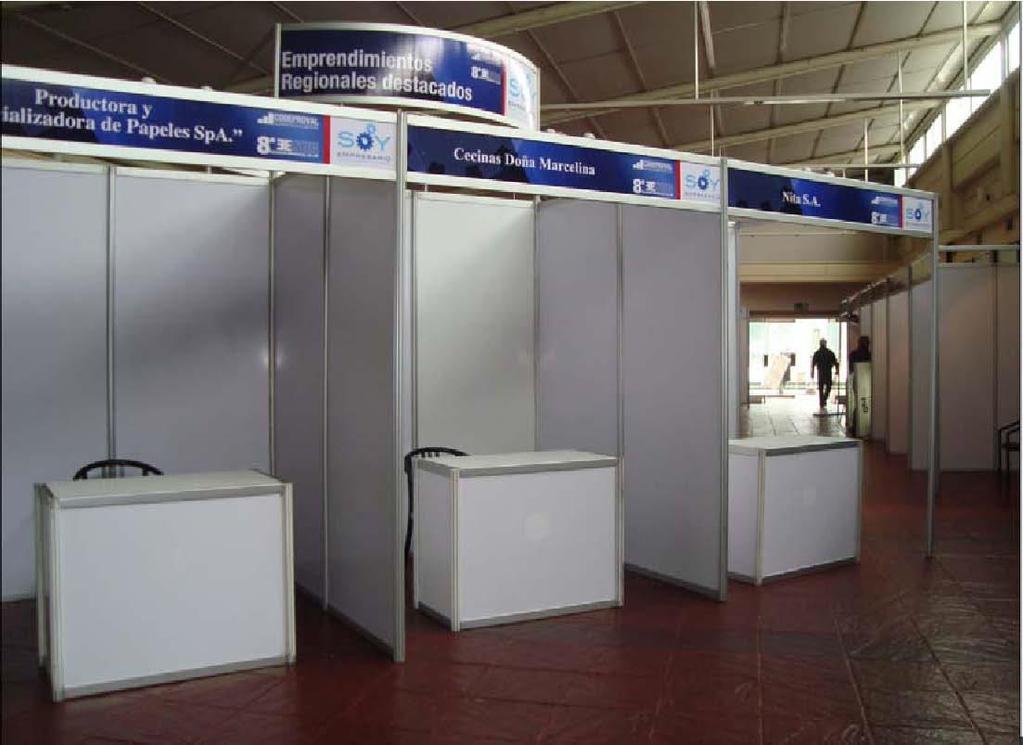Mobiliario Stand referencial para empresas Panelería Los paneles utilizados en los stands de SAGOFISUR son de melanina blanca y se ubican en la parte posterior y divisiones de cada stand.