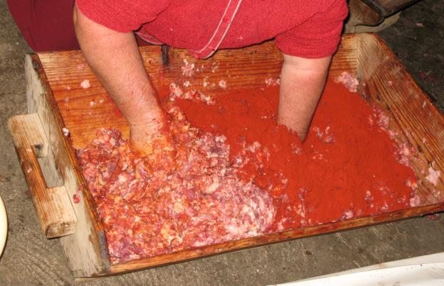 Chorizo rojo Ingredientes: 30 kg de carne magra de guarro con algo de grasa Tripa de guarro o de vaca 3 puñados de sal gorda 3 puñados de pimiento rojo molido 3 puñados de ajo molido 1 kg de pimentón