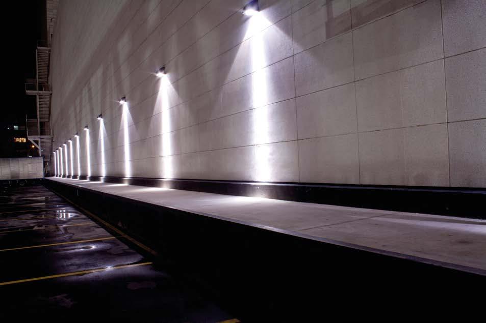 LED WALLPACK TP-WP03 CARACTERISTICAS Luminaria LED de uso exterior y montaje en pared. Adecuada para iluminación de fachadas. Tipo de distribución: Directo Asimétrico.