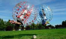 BUBBLE FUTBOL LUGO Y SANTIAGO Juega al fútbol dentro de una burbuja de plástico gigante.