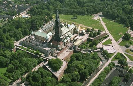 El Santuario de Jasna Gora (en español 'monte luminoso' o 'monte claro') es el lugar en el que se guarda y adora el icono de Nuestra señora de Częstochowa El complejo de edificios