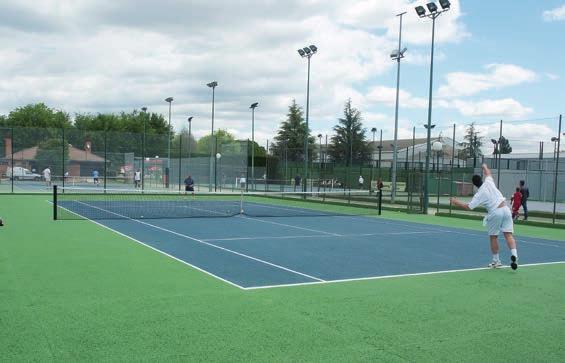 alumnos, profesores y antiguos alumnos tienen condiciones especiales para su incorporación al Club. En sus instalaciones se puede practicar tenis, pádel, golf, hípica, fitness, squash y natación.