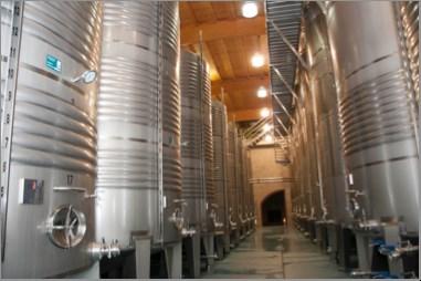 Mar de Frades nació en 1987 en el Valle de Salnés capital histórica del Albariño, donde más viñedos plantados hay y donde se levanta el señorial monasterio de Armenteira (Meis), origen de la leyenda