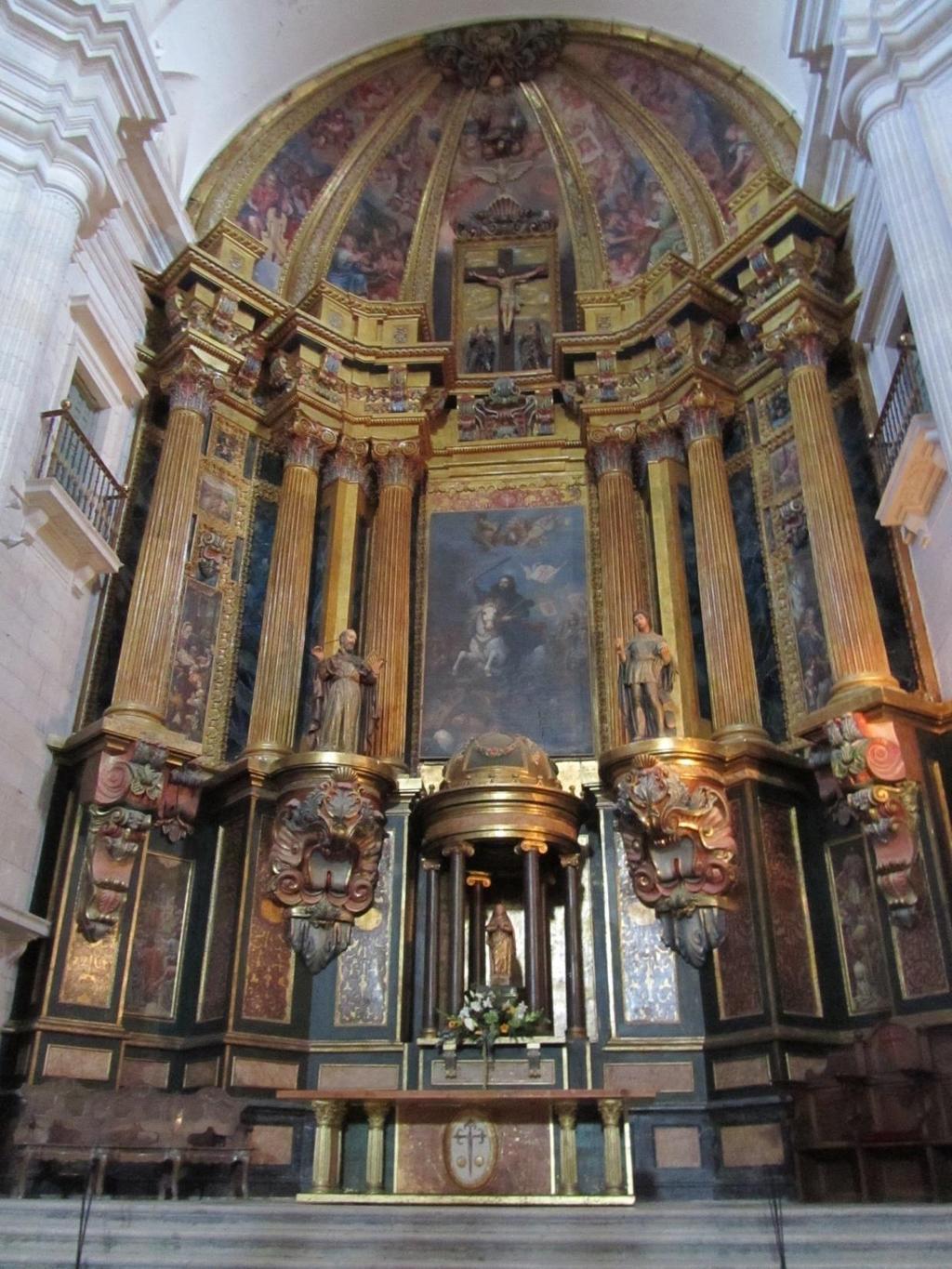 El retablo mayor es de estilo greco-romano con tendencias barrocas. Fue encargado a Francisco García Dardero. Del original sólo se conservan restos en su parte superior.