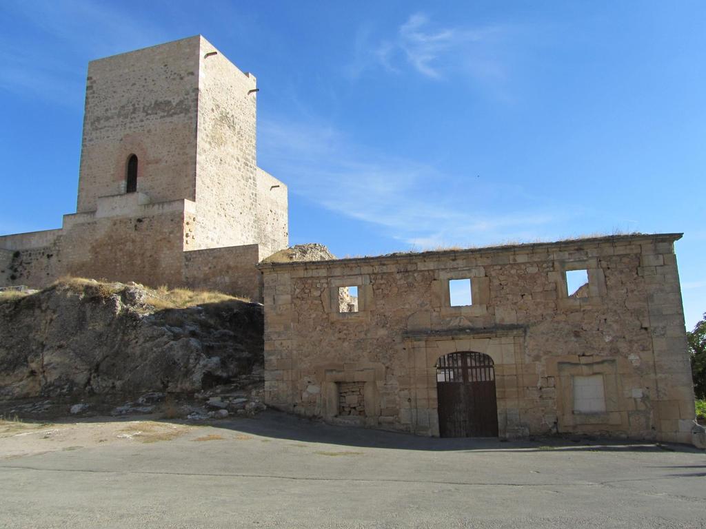 El castillo construido a finales del siglo IX por al-fath ben Musa ben Zennum fue una inexpugnable fortaleza musulmana.