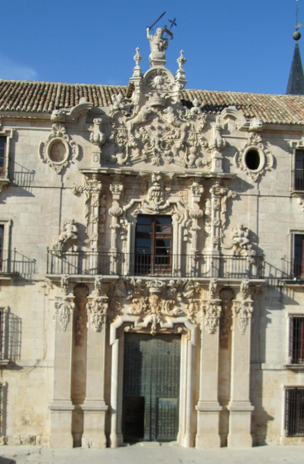 La fachada principal o del mediodía fue construida en 1735 por Pedro de Ribera en estilo churrigueresco. En la portada aparecen cuatro pilastras que actúan como elementos decorativos.