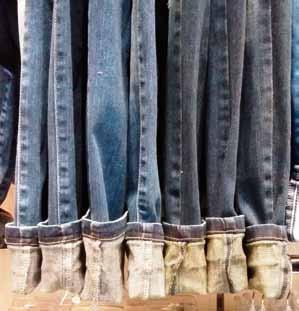 Tambíen en el caso de los Jeans que van descolagados en ganchos en S doblamos las botas como lo muestra la imagen.