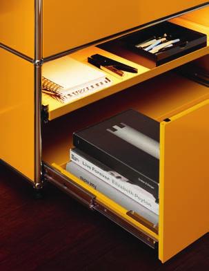 trabajo y carga de dispositivos en amarillo dorado proporciona un impulso de energía en la ofi cina doméstica.