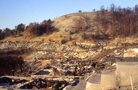 Figura 9. Incendio en una interfaz urbano forestal de Oakland (California, EE. UU.) en 1991.
