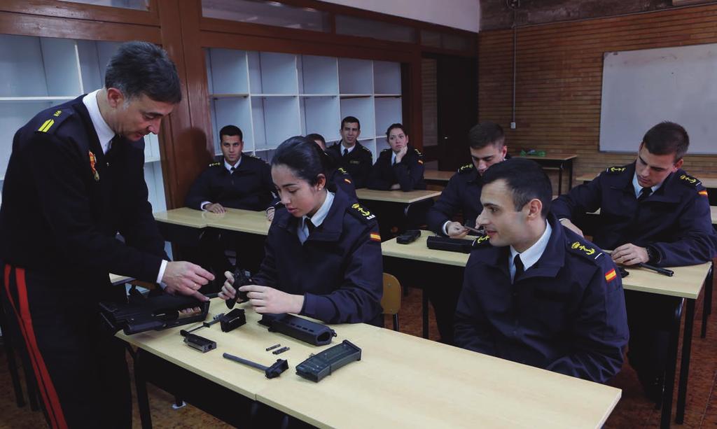 [ fuerzas armadas ] Los alumnos Íñiguez y Carrasquilla reciben instrucciones del brigada Ruiz durante la clase de Armas Portátiles. estudios de la ESUBO.