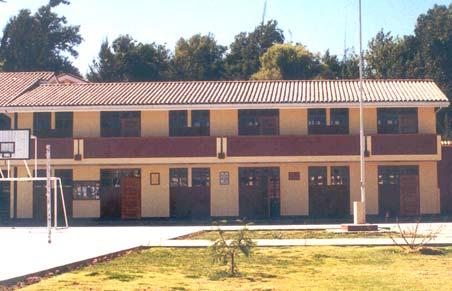 Daños en Universidad Nacional San Agustín de Arequipa: col. Corta (izq.) y escalera (der.) causados por excesivos desplazamientos laterales.