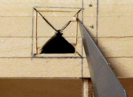 cuadrado de la tabla trozos de madera pueden caer ligeramente más pequeño que dentro del casco.