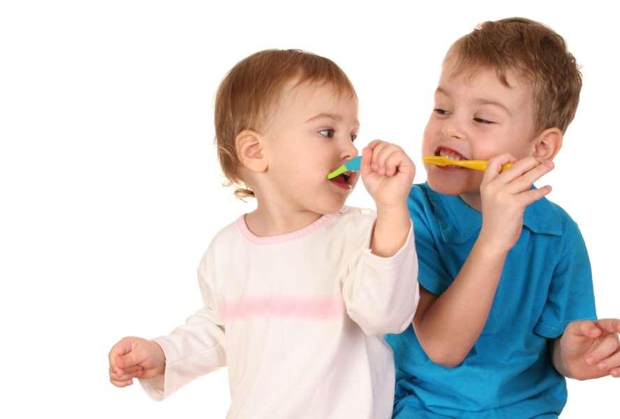 Prevención en preescolares de 2 a 5 años Enseñanza de higiene oral, aplicación flúor barniz y