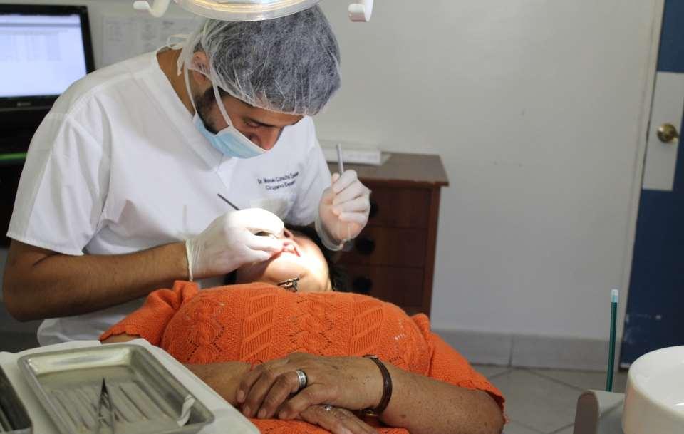 Formación de especialidades 25 profesionales iniciaron especialidad 6 odontólogos 19 médicos 38 en formación
