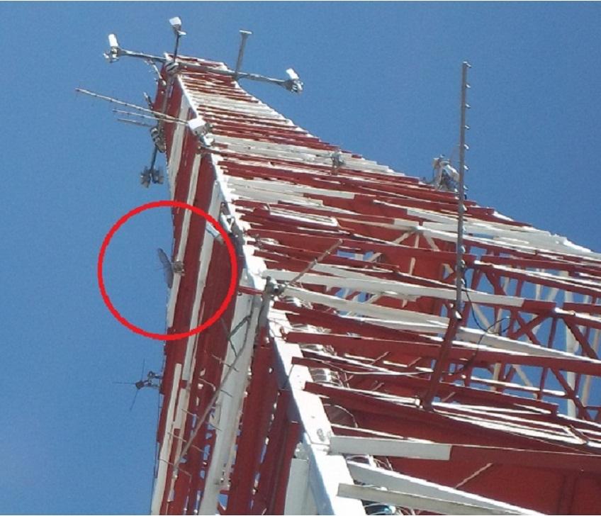 52 Capítulo 8: Instalación etapas fueron las siguientes: Inicialmente se realizó la instalación de las antenas a la altura definida y de acuerdo al azimut calculado.
