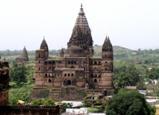 Al medio día, saldrán hacia Khajuraho capital de la dinastía Chandela en el estado de Madhya Pradesh, donde se encuentran los famosos templos eróticos brillantes ejemplos de la arquitectura medieval