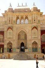 dedicado a su mujer la que murió en 1629 después de dar a luz a su 14 avo hijo.regreso al hotel para el desayuno.luego visitarán el Fuerte de Agra construido por Akbar entre 1563 y 1573.