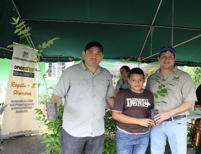 100 plantones de especies nativas guayacán, roble y cedro amargo fueron distribuidos de manera gratuita, solicitando el compromiso de sembrar y conservar dicho