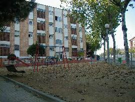 Inventari zones verdes urbanes Sant Quirze del Vallès Fitxa número 1 Plaça Rubí- Av. Arraona 18/11/22 Ubicació: C7 de Rubí- Rda. Arraona Breu descripció: Sorral amb jocs infantils.
