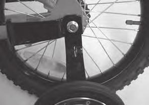Montaje de LAS RUeDAS AUxILIARes FRenoS Para el montaje de las ruedas auxiliares para bicicletas de 12 y 16 pulgadas siga las instrucciones siguientes: - Suelte en un lado de la rueda trasera la