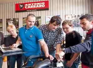 Periódicamente los mecánicos de todos los talleres autorizados deben atender a cursos técnicos en la Casa Madre.
