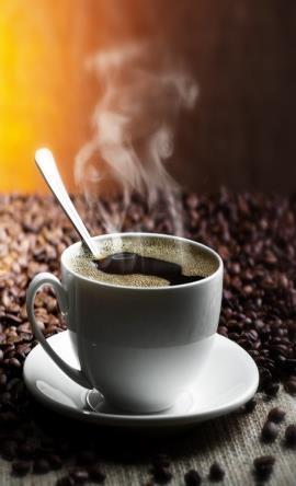 CALOR Si metemos una cuchara fría en una taza con café caliente, la cuchara se calienta y el café se enfría para establecer el equilibrio térmico.