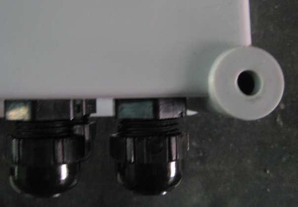 Conecte los cables de la/s balizas a utilizar en cualquiera de las cuatro borneras disponibles, pasándolos por los prensa